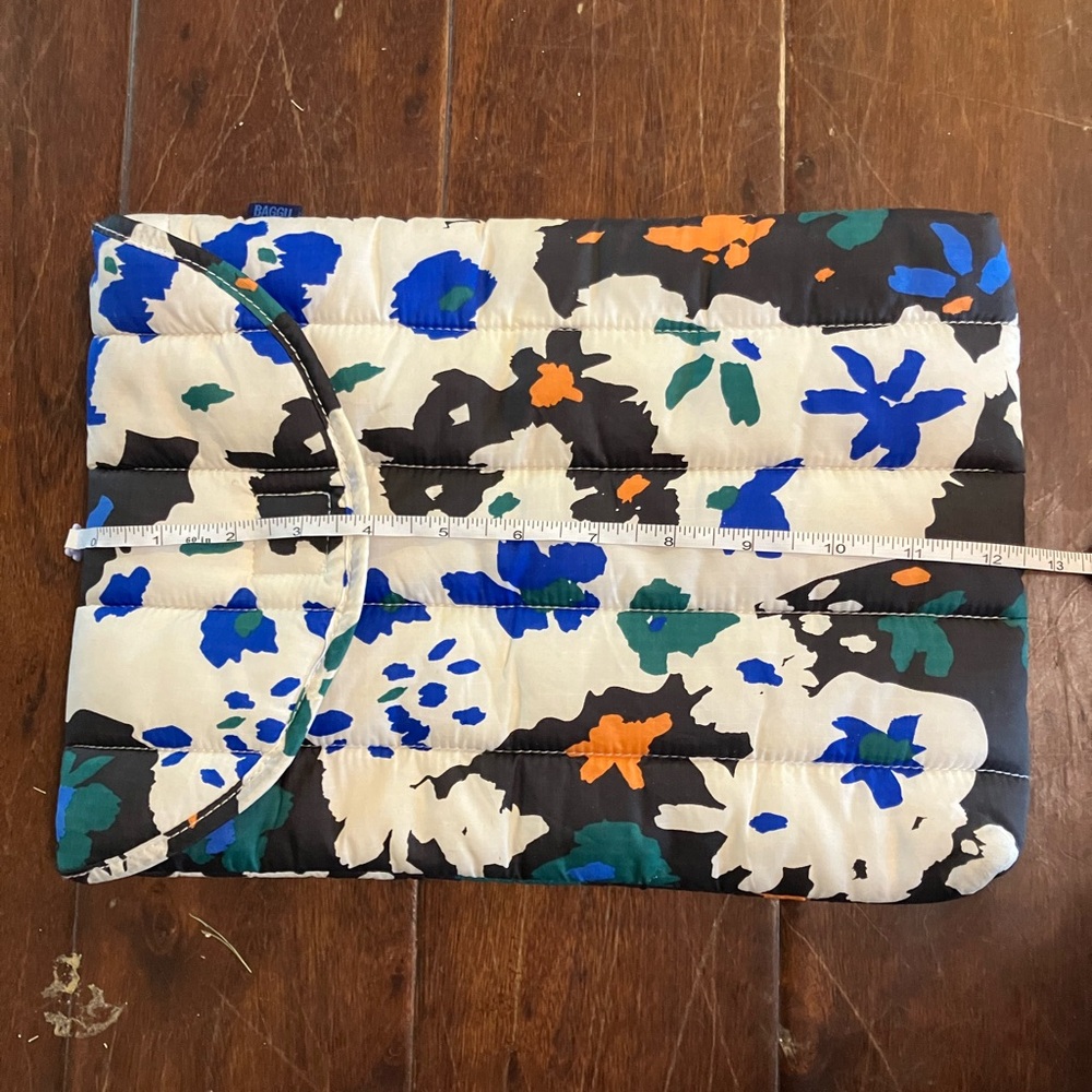 BAGGU iPad or laptop sleeve - Picture 3 of 6